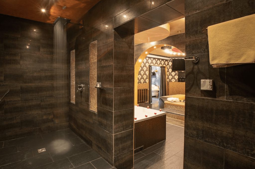 Badezimmer mit Regenwalddusche - Deine Traumnacht